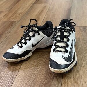 Nike Black and White Athletic Cleats | men’s 7.5